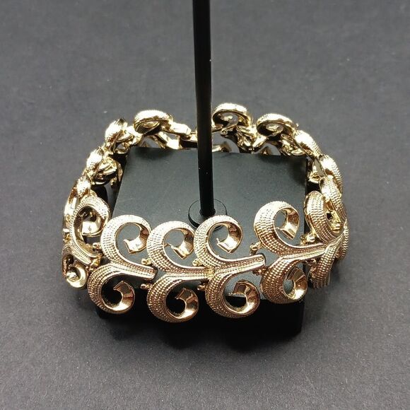 Kramer Vintage Swirl Link ĺ Goldtone Bracelet Excellent Pre-Owned Condition - Picture 1 of 3